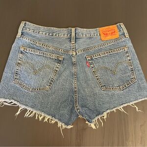 Levi’s women’s buttonfly daisy duke shorts in blue